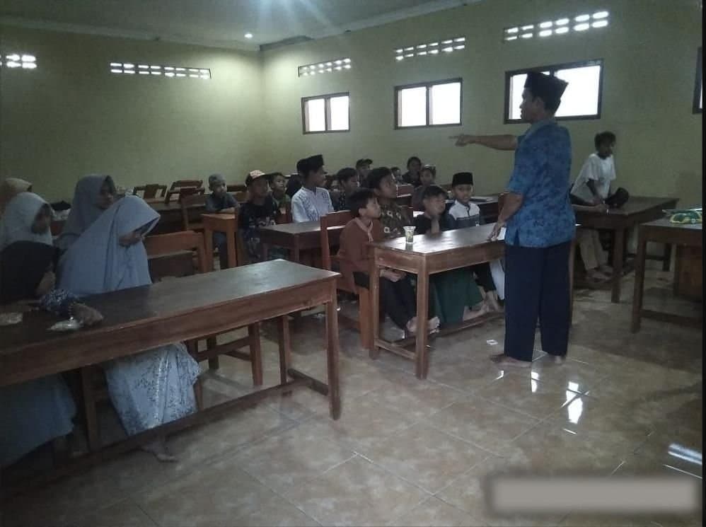 Santri belajar mengaji di Pondok Pesantren Al Hikmah II Branjang